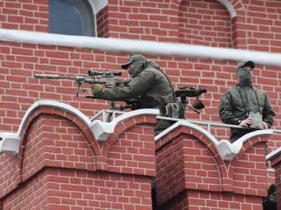 Снайперов из охраны Путина заметили с иностранными винтовками