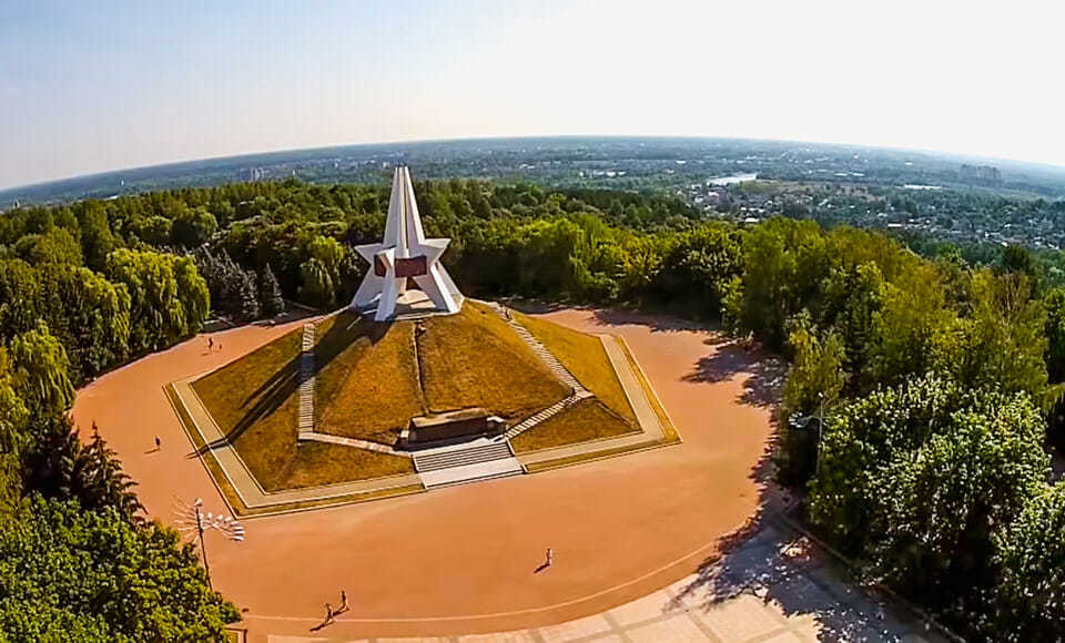 Курган бессмертия брянск. Курган бессмертия брянск осень. Памятник курган бессмертия в брянске. Памятник курган бессмертия. Курган бессмертия брянск звезда.