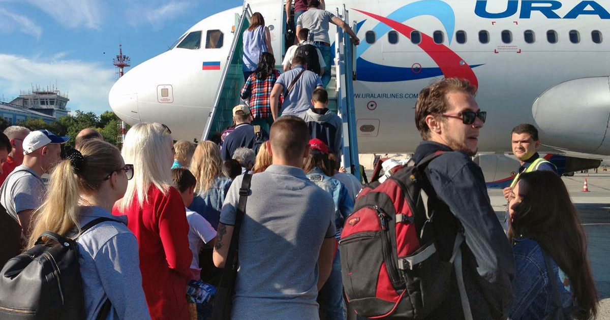12 июня отпуск. Уральские авиалинии пассажиры. Посадка пассажиров в самолет. Люди заходят в самолет. Высадка пассажиров с самолета.