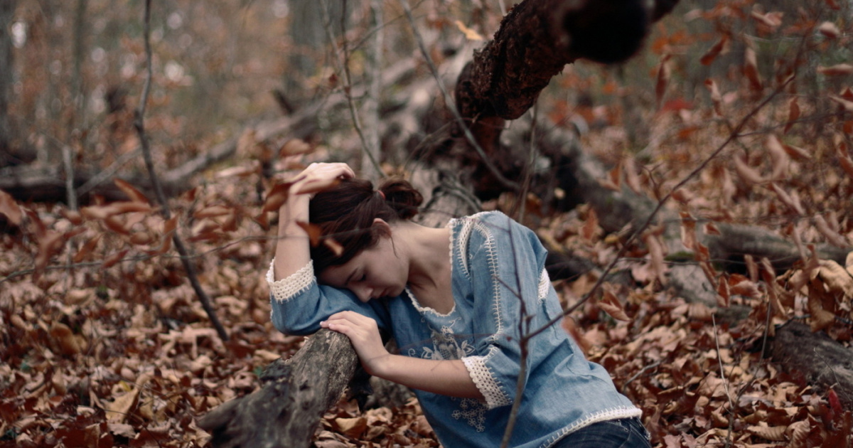 Грусть нашла. Грустная девушка в лесу. Одинокая девушка в лесу. Девушка потерялась в лесу. Осень одиночество девушка.