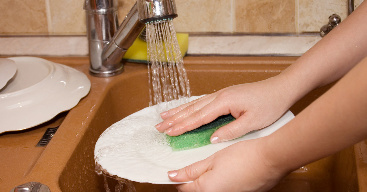 Чистая ванна. Помыть раковину на кухне. Как вымыть очень. Моет противень. Пятна ржавчины на ванной.