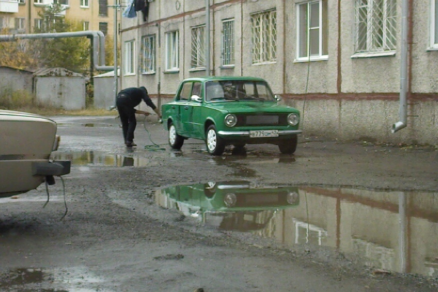 Мытьё машин на берегу реки