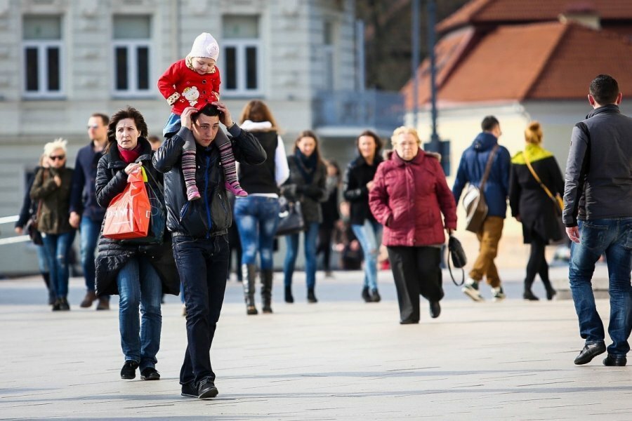 Люди на улице. Люди на улице Россия. Люди на улице города. Прохожие на улице.