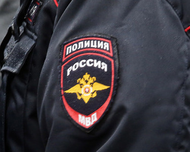 Неизвестный с криком "Там бомба" метнул пакет в здание в Петербурге