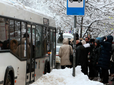 В Кемерове водитель автобуса высадил на мороз ребёнка. Проезд он оп...
