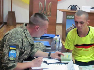 Киев заставит сбежавших "ухилянтов" вернуться и умереть за Зеленского
