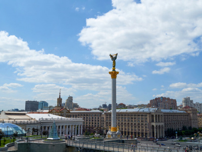 В Киеве двое облили краской памятник Бандере: их задержали