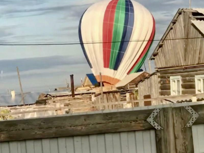 Воздушный шар с людьми упал на жилые дома (видео)