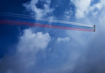 Французская пилотажная группа случайно "нарисовала" флаг РФ на параде