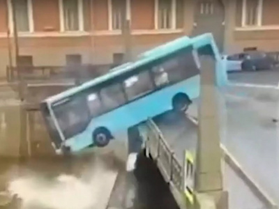 Опубликовано видео из салона автобуса в момент падения в Мойку