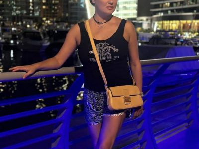 Оперная певица Анна Нетребко прошлась по Дубаю в мини-шортах