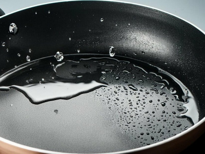 Многие неправильно моют сковородки: простой способ избавиться от жира