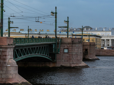 Петербуржцев предупредили о штормовом ветре. И он придет не один