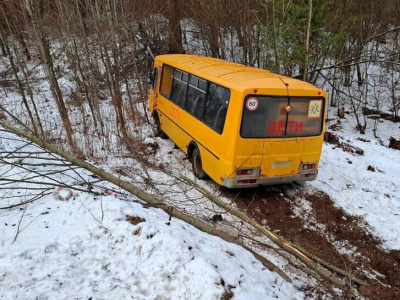 Автобус со школьниками съехал в кювет при ДТП под Калугой